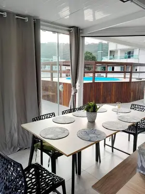 A piscina em ou perto de Apartamento do Sol - Cobertura duplex com piscina privativa, 3 dorms, 220m da praia no centro de Bombinhas