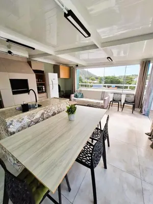 A cozinha ou kitchenette de Apartamento do Sol - Cobertura duplex com piscina privativa, 3 dorms, 220m da praia no centro de Bombinhas