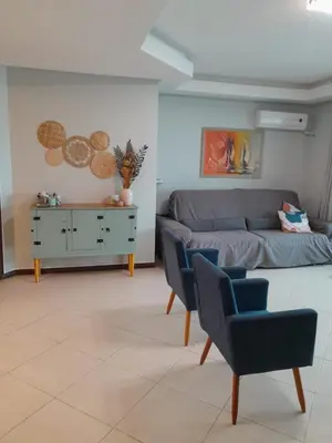 Uma área de estar em Apartamento do Sol - Cobertura duplex com piscina privativa, 3 dorms, 220m da praia no centro de Bombinhas