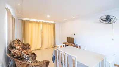 Uma área de estar em Sobrado B 3 quartos Canto Grande