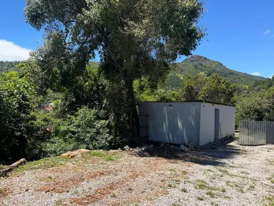 Uma vista geral da montanha ou uma vista da montanha a partir deste parque de campismo