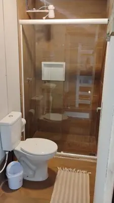 Uma casa de banho em Bangalo Camping oásis
