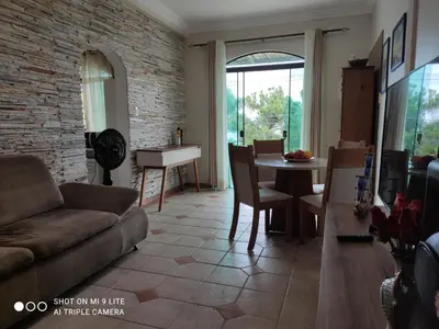 Uma área de estar em EnCanto dos Ganchos