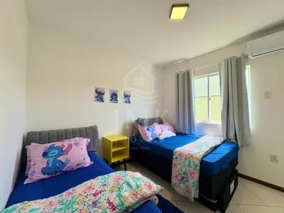Uma cama ou camas num quarto em Doce Lar