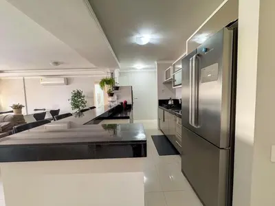 A cozinha ou kitchenette de Apartamento Avenida Brasil, com dois quartos em Balneário Camboriú