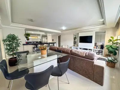 Uma área de estar em Apartamento Avenida Brasil, com dois quartos em Balneário Camboriú