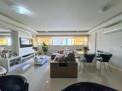 Uma área de estar em Apartamento Avenida Brasil, com dois quartos em Balneário Camboriú