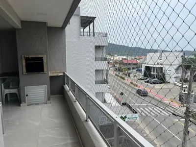Uma varanda ou terraço em PRAIA DE BOMBAS - Apartamento 3 dormitórios sobre Avenida Principal Leopoldo Zarling