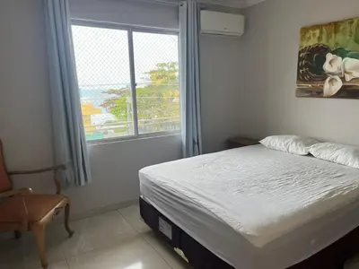 Uma cama ou camas num quarto em PRAIA DE BOMBAS - Apartamento 3 dormitórios sobre Avenida Principal Leopoldo Zarling