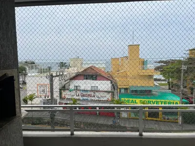 A planta de PRAIA DE BOMBAS - Apartamento 3 dormitórios sobre Avenida Principal Leopoldo Zarling