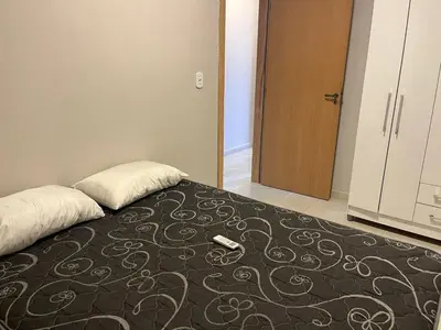 Uma cama ou camas num quarto em PRAIA DE BOMBAS - Apartamento 3 dormitórios sobre Avenida Principal Leopoldo Zarling