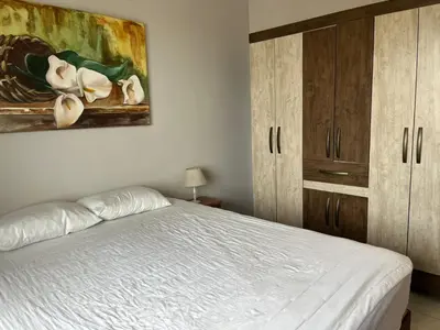 Uma cama ou camas num quarto em PRAIA DE BOMBAS - Apartamento 3 dormitórios sobre Avenida Principal Leopoldo Zarling