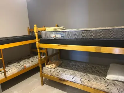 Uma cama ou camas num quarto em PRAIA DE BOMBAS - Apartamento 3 dormitórios sobre Avenida Principal Leopoldo Zarling