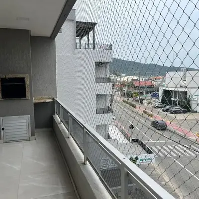 PRAIA DE BOMBAS - Apartamento 3 dormitórios sobre Avenida Principal Leopoldo Zarling