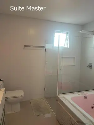 Uma casa de banho em AP Alto Padrão