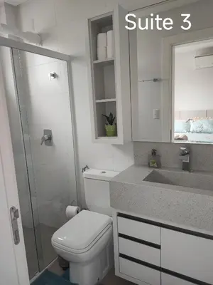 Uma casa de banho em AP Alto Padrão