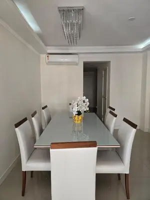 Uma área de estar em Apartamento Família em Meia-Praia, 3 suítes, completo