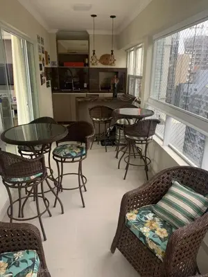 Uma área de estar em Apartamento Família em Meia-Praia, 3 suítes, completo