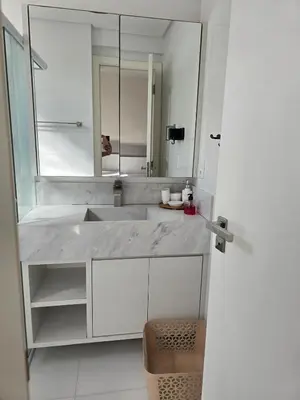 Uma casa de banho em Apartamento Família em Meia-Praia, 3 suítes, completo