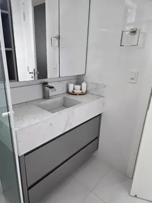Uma casa de banho em Apartamento Família em Meia-Praia, 3 suítes, completo