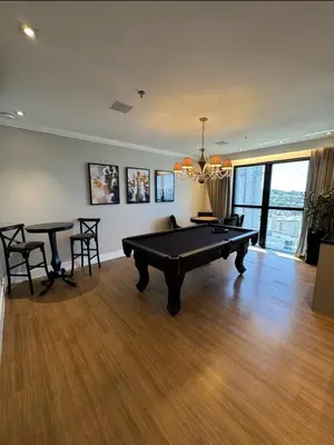 Uma mesa de bilhar em Flats em ótima localização
