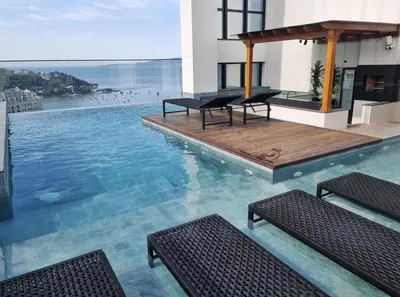 A piscina em ou perto de Flats em ótima localização