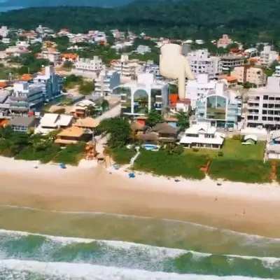 Cobertura com dois dormitórios 30m de Mariscal
