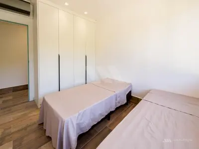 Uma cama ou camas num quarto em Casa Vivá Piscina Privativa, pertinho da Praia no Estaleirinho, wi-fi e 3 Suítes Climatizadas
