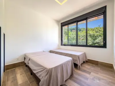 Uma cama ou camas num quarto em Casa Vivá Piscina Privativa, pertinho da Praia no Estaleirinho, wi-fi e 3 Suítes Climatizadas