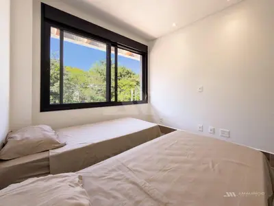 Uma cama ou camas num quarto em Casa Vivá Piscina Privativa, pertinho da Praia no Estaleirinho, wi-fi e 3 Suítes Climatizadas