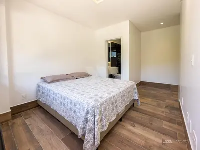 Uma cama ou camas num quarto em Casa Vivá Piscina Privativa, pertinho da Praia no Estaleirinho, wi-fi e 3 Suítes Climatizadas