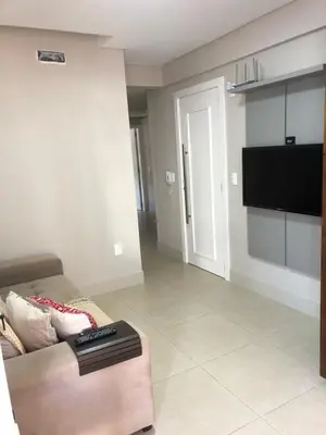 Uma televisão e/ou sistema de entretenimento em Apartamento Novo em Bombinhas pertinho do Mar