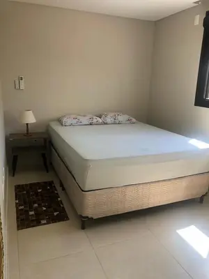 Uma cama ou camas num quarto em Apartamento Novo em Bombinhas pertinho do Mar