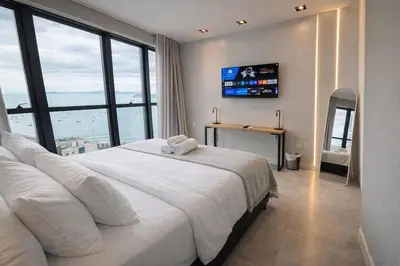 Uma cama ou camas num quarto em Vista Mar, Suíte Moderna para até 3 Pessoas