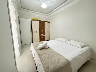 Uma cama ou camas num quarto em Apto Amplo • 3 Suítes + Sacada c/ Churrasqueira
