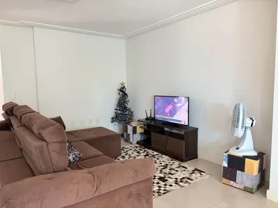 Uma televisão e/ou sistema de entretenimento em Apto Amplo • 3 Suítes + Sacada c/ Churrasqueira