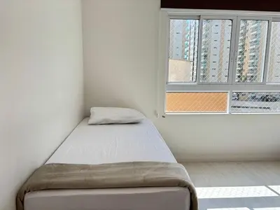 Uma cama ou camas num quarto em Apto Amplo • 3 Suítes + Sacada c/ Churrasqueira