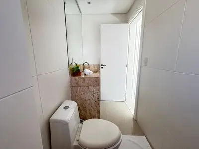 Uma casa de banho em Apto Amplo • 3 Suítes + Sacada c/ Churrasqueira
