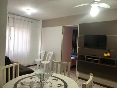 Uma televisão e/ou sistema de entretenimento em Apto aconchegante perto da praia