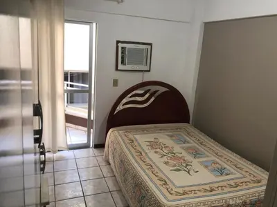 Uma cama ou camas num quarto em Apto aconchegante perto da praia
