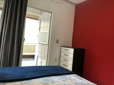 Uma cama ou camas num quarto em Apto aconchegante perto da praia