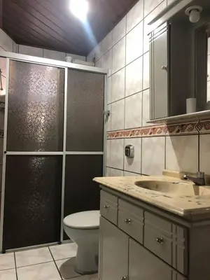 Uma casa de banho em Apto aconchegante perto da praia