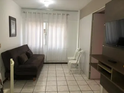 Uma televisão e/ou sistema de entretenimento em Apto aconchegante perto da praia