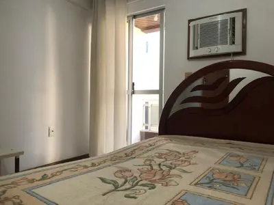 Uma cama ou camas num quarto em Apto aconchegante perto da praia