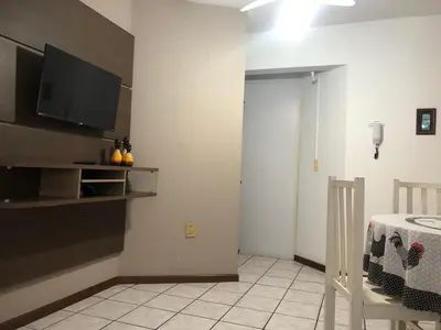 Uma televisão e/ou sistema de entretenimento em Apto aconchegante perto da praia