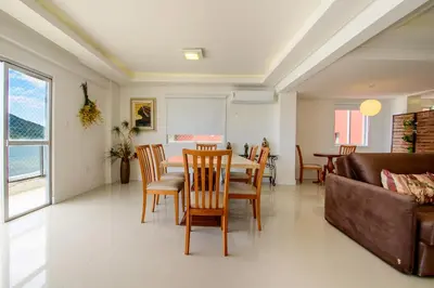 A cozinha ou kitchenette de Frente Mar Barra Sul com 3 Quartos SG7825