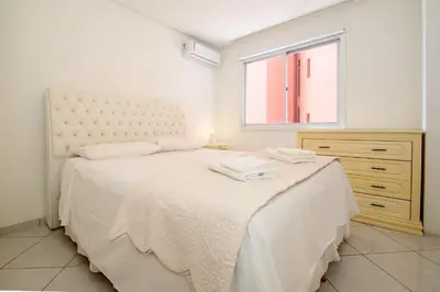 Uma cama ou camas num quarto em Frente Mar Barra Sul com 3 Quartos SG7825