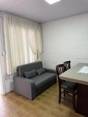 Uma área de estar em Chalé 01 centro de itapema 150m do mar