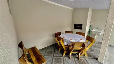 Uma televisão e/ou sistema de entretenimento em Chalé 01 centro de itapema 150m do mar