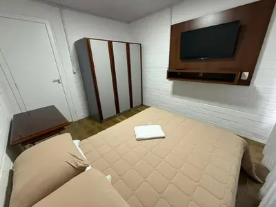 Uma cama ou camas num quarto em Chalé 01 centro de itapema 150m do mar